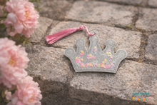Load image into Gallery viewer, Crown shaker bookmark/bag tag/ornament machine embroidery file DIGITAL DOWNLOAD