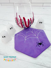 Load image into Gallery viewer, Spider Hexie envelope style ITH Mug rug machine embroidery design (4 sizes included) DIGITAL DOWNLOAD