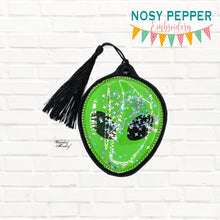 Load image into Gallery viewer, Alien Applique Shaker bookmark/bag tag/ornament machine embroidery file DIGITAL DOWNLOAD
