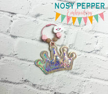 Load image into Gallery viewer, Crown applique shaker bookmark/bag tag/ornament machine embroidery file DIGITAL DOWNLOAD