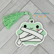 Load image into Gallery viewer, Mummy Frog bookmark/bag tag/ornament machine embroidery file DIGITAL DOWNLOAD